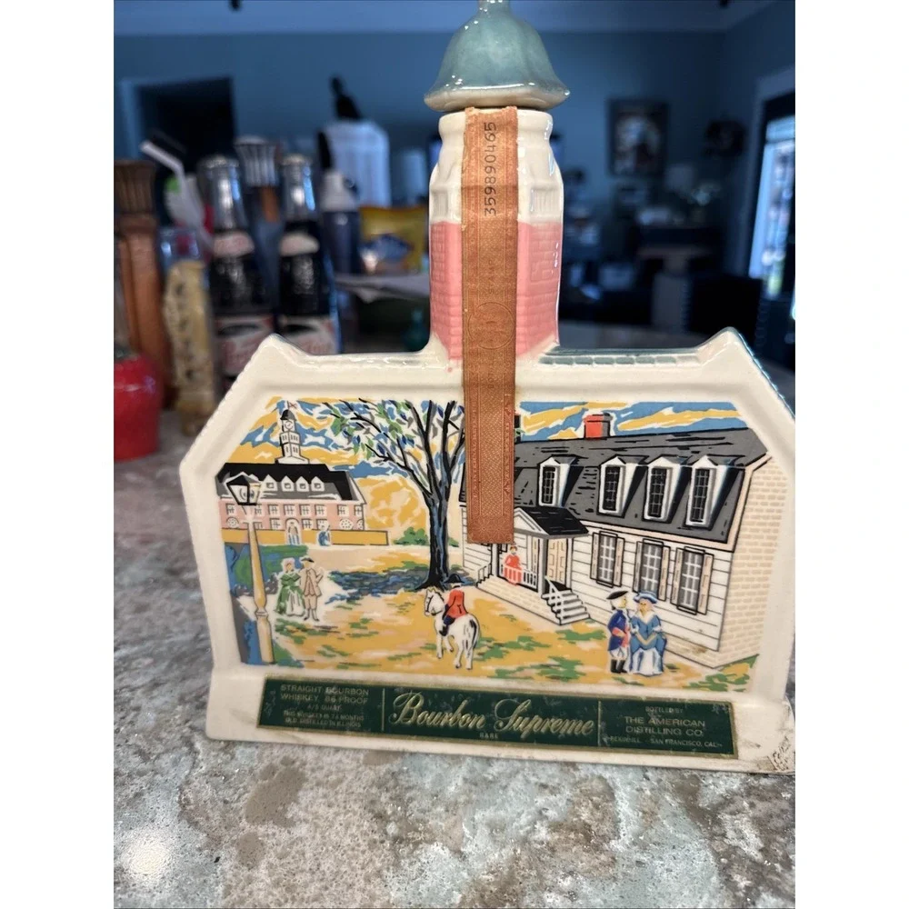 Vintage 1969 Williamsburg Capitol‎ of Virginia Decanter EMPTY